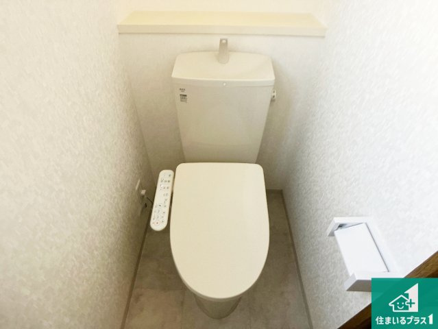 加古川市平岡町西谷　中古一戸建てのトイレ|1・2階の2ヶ所にあるので、朝の忙しい時間の順番待ちもなく、深夜の利用にも大変便利です。
