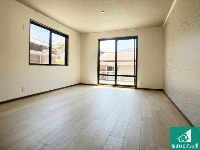 加古川市平岡町西谷　中古一戸建ての居間・リビング|明るい日差しが眩しいリビング！
