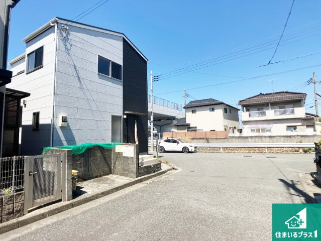加古川市加古川町中津　中古一戸建ての前面道路含む現地写真|周辺は閑静な住宅街！前面道路広々で車の出し入れも便利です。駐車が苦手な方でも安心して車庫入れできます！