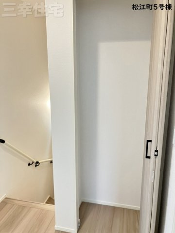 碧南市松江町5号棟の収納|2階の収納。収納はあればあるだけ助かりますね