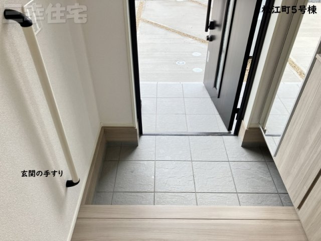 碧南市松江町5号棟の玄関|玄関にも手すりがあってとっても便利♪