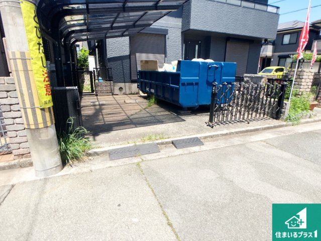 加古川市別府町新野辺　中古一戸建ての駐車場|並列2台駐車可能！ゆとりの駐車スペースで車庫入れもスムーズ！