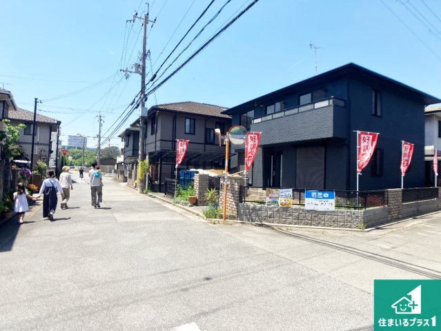 加古川市別府町新野辺　中古一戸建ての前面道路含む現地写真|周辺は閑静な住宅街！前面道路広々で車の出し入れも便利です。駐車が苦手な方でも安心して車庫入れできます！