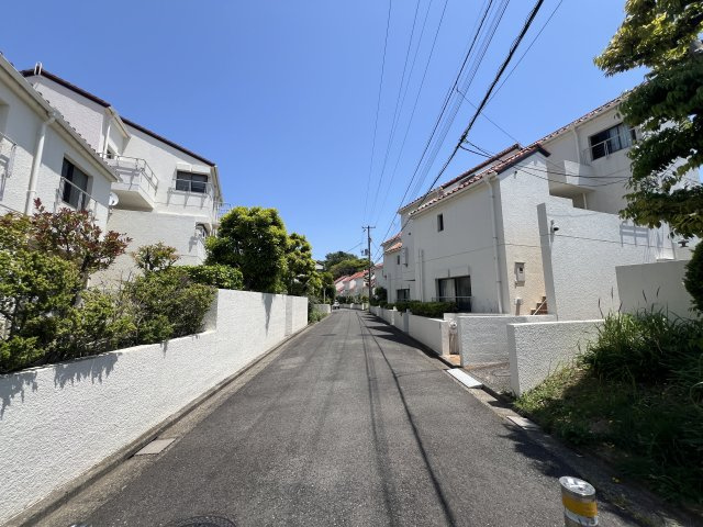 横浜なのに、まるでリゾート地！ペット飼育は頭数制限なし！広々メゾネットタイプの５ＬＤＫで叶うワンにゃんライフ♪【リノベ／ガーデン南山手】の外観|きれいな外観です
