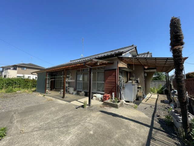 売地・住宅用売地　太田市鳥山上町　鳥之郷小学校・西中学校の外観|現在建物が建っています。現況でのお引渡しとなるため買主様にて解体が必要になります！