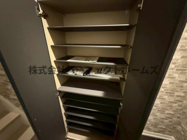 高野道ガレージハウスB棟の収納|ちょっとした収納スペースも充実しています