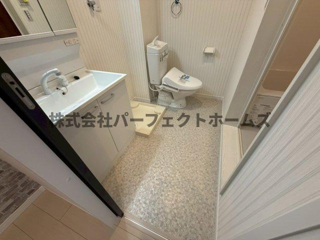 高野道ガレージハウスB棟の洗面所|明るい洗面所です