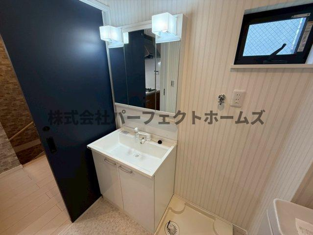 高野道ガレージハウスB棟の独立洗面台|朝の身支度には欠かせない独立洗面化粧台