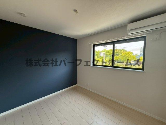 高野道ガレージハウスB棟の洋室|落ち着いた色調の洋室です
