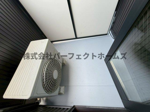 高野道ガレージハウスB棟のバルコニー|外からの目が気にならないバルコニーで洗濯物が干せます