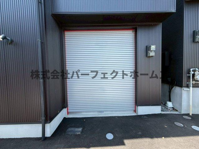 高野道ガレージハウスB棟の駐車場|駐車スペースもあります