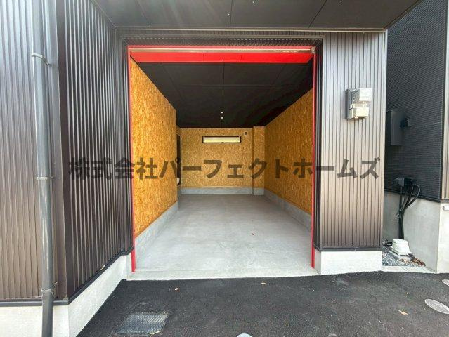 高野道ガレージハウスB棟の駐車場|車をお持ちの方に嬉しい駐車場付きの物件です