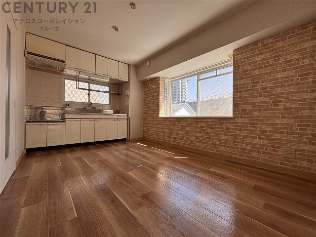 出窓もついて明るいお部屋です。
