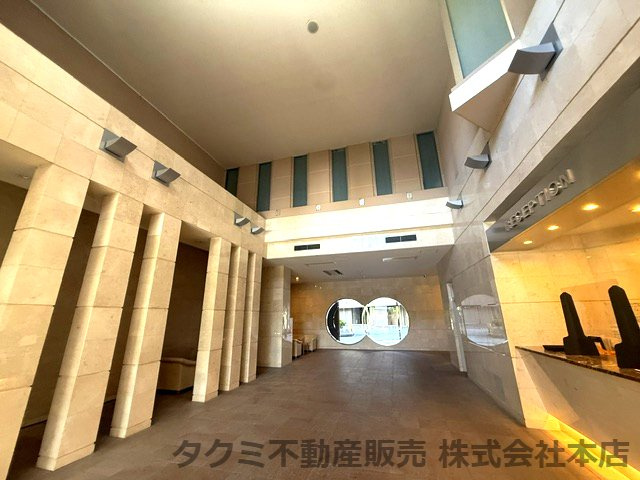 イル・グラッツォのエントランス|コンシェルジュのいる高級感あるマンションです♪