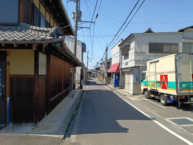 西条市氷見丙597-1　店舗付き住宅の前面道路含む現地写真