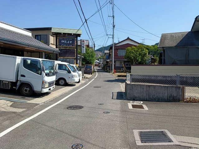 西条市氷見丙597-1　店舗付き住宅の前面道路含む現地写真
