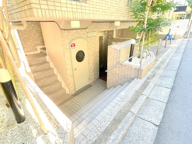 パールモア代々木のエントランス