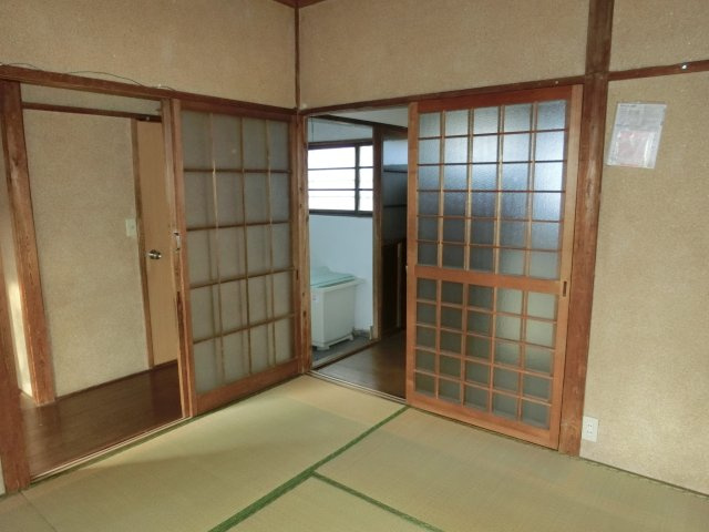 濱田産業貸家の和室|陽が入り明るいお部屋です
