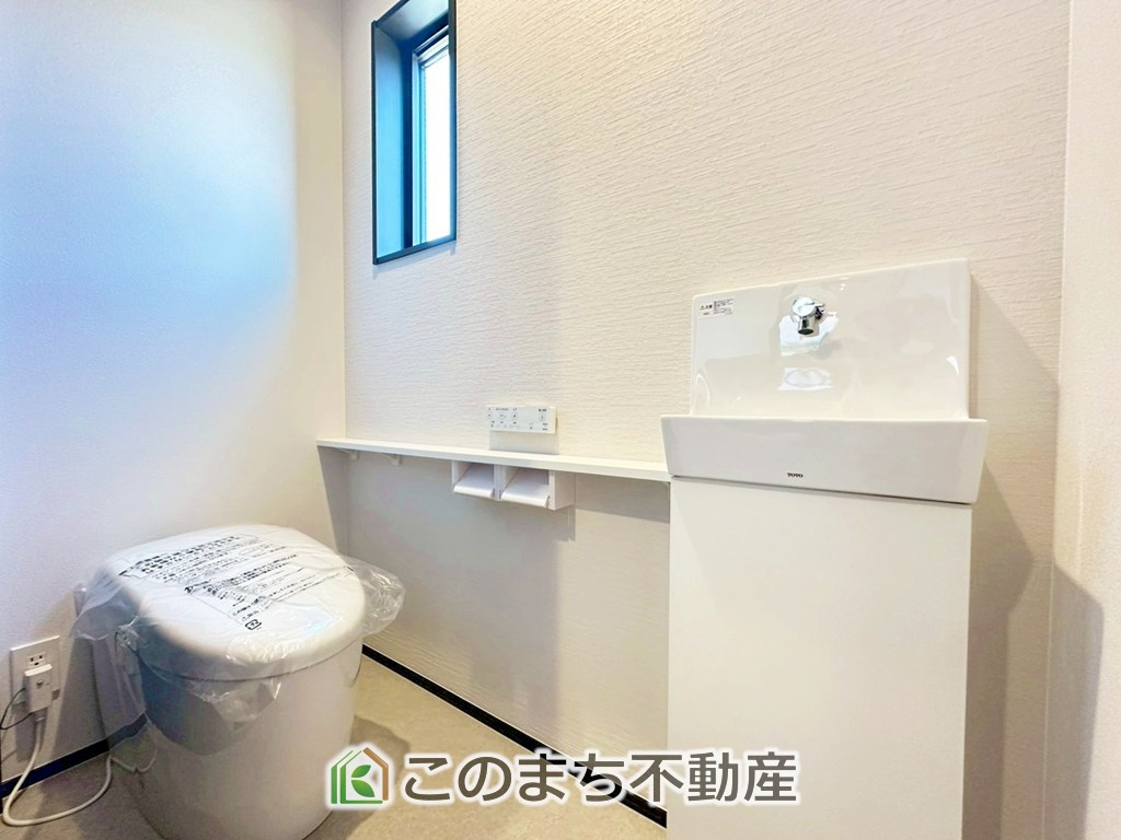 タマタウン宇都宮市細谷町Ⅱのトイレ|小窓から換気ができて清潔なトイレスペース☆温水洗浄便座搭載です！
