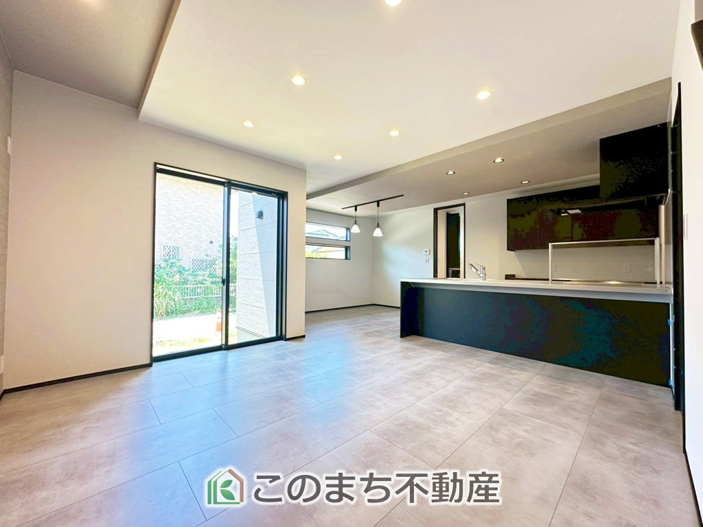 タマタウン宇都宮市細谷町Ⅱの居間・リビング|オープンでのびやかな空間を生み出す、こだわりの広がりとゆとり。家族と過ごす時間を大切にしたい方にぴったりの明るくゆとりある住空間です。
