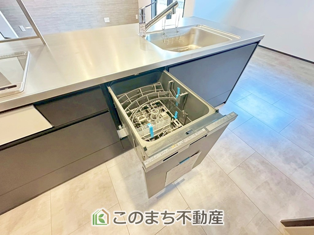 タマタウン宇都宮市細谷町Ⅱの設備|あったらいいなの代表的な設備である食洗機。ビルトイン型で、おさまりもよく、使い勝手も良好です。料理をするのは好きだけど、後片付けは苦手な方に重宝します。洗う手間がないので、時間を有効に使えますね。
