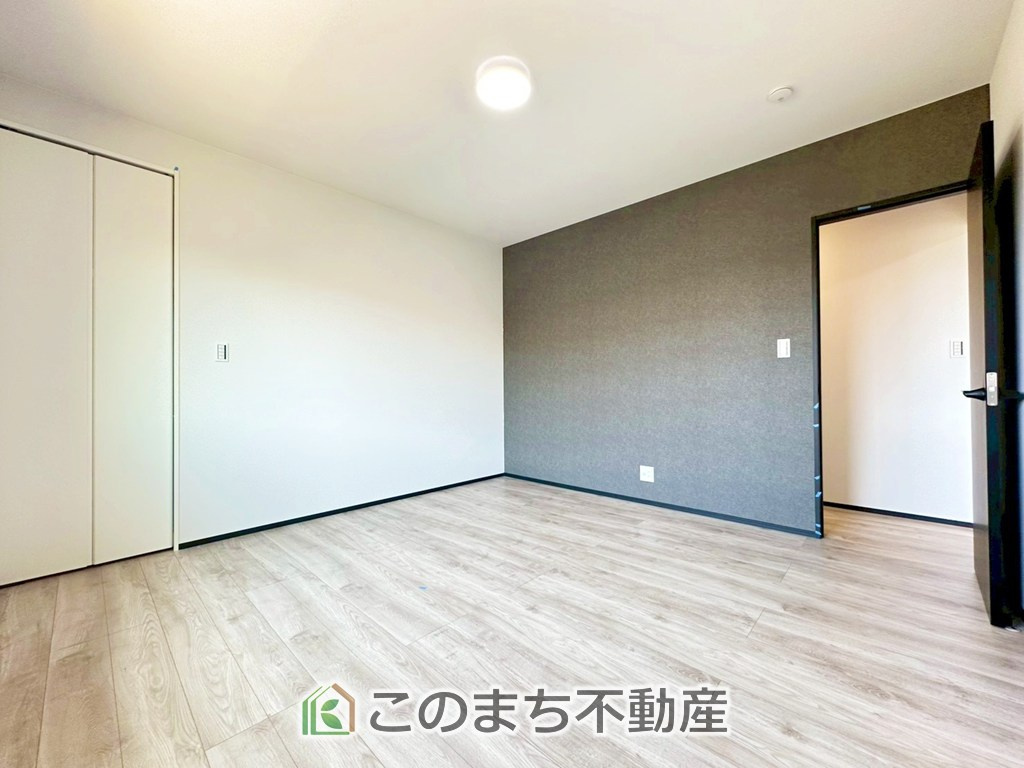 タマタウン宇都宮市細谷町Ⅱの洋室|採光も確保されたお部屋です。大きいベッドを置いても余裕のあるゆとり空間。
