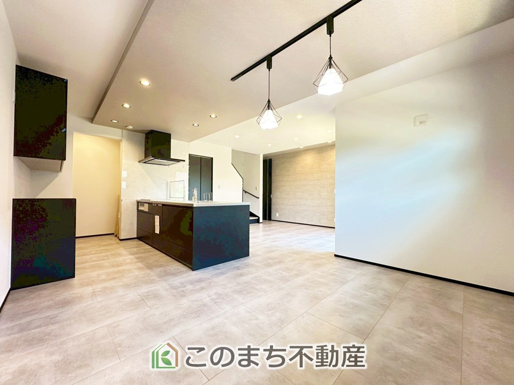 タマタウン宇都宮市細谷町Ⅱの居間・リビング|シンプルで美しいデザインのリビングは、お好みのインテリアをコーディネイトしやすく、家族がやすらぐ癒しの空間が作れますね。
