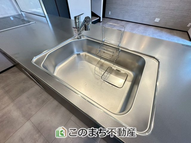 タマタウン宇都宮市細谷町Ⅱの設備|ビルトイン型浄水器を内蔵したキッチン水栓。お米を研いだり、野菜を洗ったりするときなど用途に応じてワンタッチで浄水に切り替えが可能です。カートリッジ式なので、フィルターを簡単に交換する事が出来ます。
