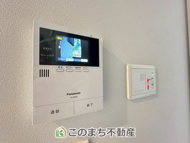 タマタウン宇都宮市細谷町Ⅱの設備|「見える安心」をカタチにしました。誰が来てもわかる様にモニター付きインターホンを設置。快適と安らぎを合わせた優しい設計。さらにドアホン横のスイッチから玄関の施開錠も出来ちゃいます☆
