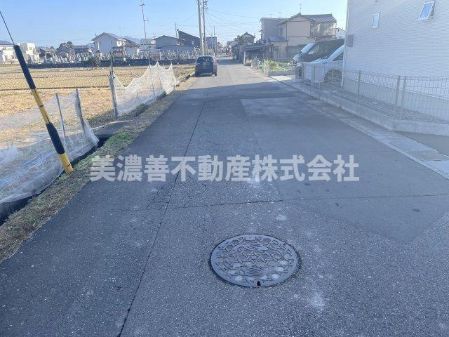 ６２３１８　岐阜市上尻毛八幡土地の前面道路含む現地写真