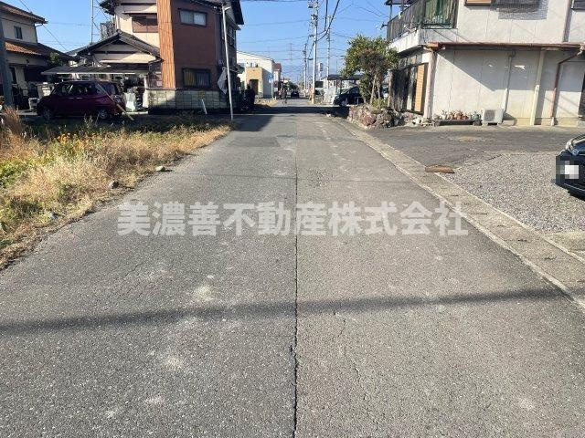 ６２３１８　岐阜市上尻毛八幡土地の前面道路含む現地写真