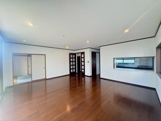 【居間・リビング】 | 宗像市自由ヶ丘8丁目戸建 | 約20帖の広々リビング