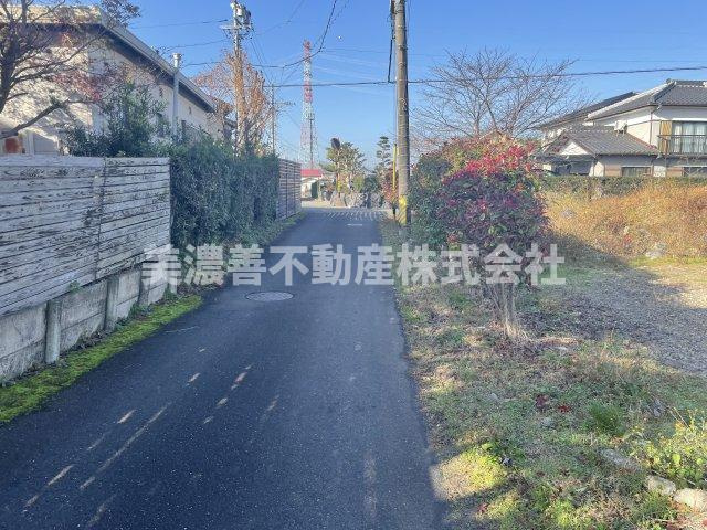 ６２３１３　岐阜市上尻毛八幡土地の前面道路含む現地写真