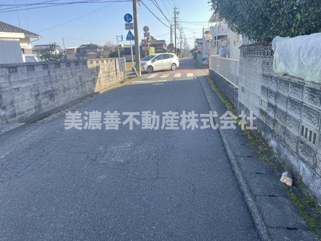 ６２３１３　岐阜市上尻毛八幡土地の前面道路含む現地写真