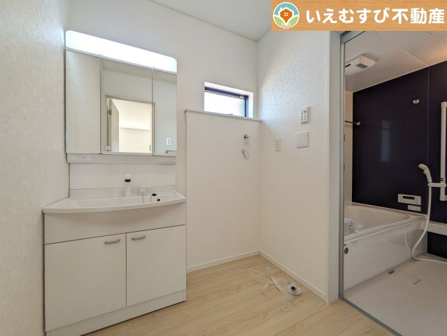 Cradle garden　吉見町東野第22の独立洗面台|3面ミラーの後ろは収納スペースを完備
生活感のあるものは隠して、スッキリシンプルな洗面台に！清潔感のある空間♪