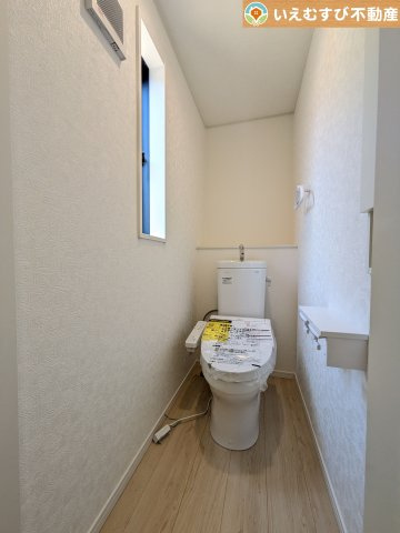 Cradle garden　吉見町東野第22のトイレ|シンプルで清潔感のあるトイレ
窓付きで明るく、お掃除しやすいシンプルな空間♪