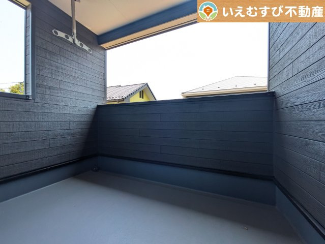 Cradle garden　吉見町東野第22のバルコニー|ゆとりの広さのインナーバルコニー
急な雨でもインナーバルコニーなら安心！天気を気にせず干して外出できます♪
