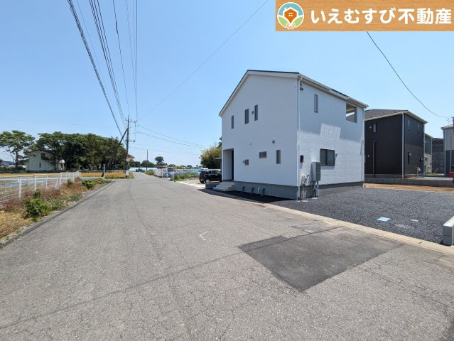 Cradle garden　吉見町東野第22の前面道路含む現地写真|充分な広さの前面道路
間口が広くお車の出し入れも問題なく行えるスペースが確保されています♪