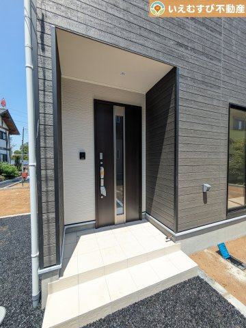 Cradle garden　吉見町東野第22のエントランス|落ち着いた色づかいのエントランス
駐車場からアクセスの良いエントランス。雨の日や荷物が多くても安心の動線♪