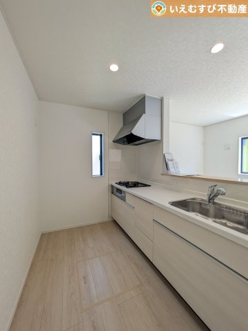 Cradle garden　吉見町東野第22のキッチン|リビングのお子様を見守りながらお料理ができる対面キッチン
様子を見たり会話をしながら過ごせるキッチンで楽しく料理ができますね！