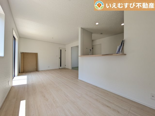 Cradle garden　吉見町東野第22の居間・リビング|開放感と採光にこだわったＬＤＫ
南面が広いリビングなので日当りがよく開放的で家族みんなでくつろげる空間♪