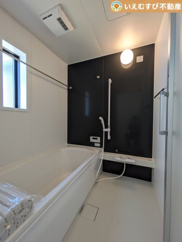Cradle garden　吉見町東野第22の浴室|モダンな配色の落ち着いた浴室
ダークトーンの壁面がアクセントになっておしゃれ！窓付きで空気の入れ替えも出来ます！