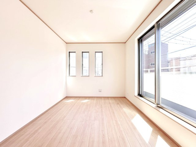 足立区西新井４丁目  新築分譲住宅　　限定１邸の洋室|やわらかい陽光が差し込み、明るいお部屋を演出する設計♪採光の取れる窓が気持ちのよいお部屋を創り上げます※施工例