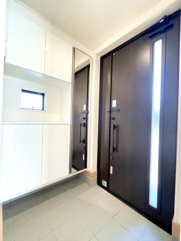 足立区西新井４丁目  新築分譲住宅　　限定１邸の玄関|住まいの第一印象を決める玄関はいつもキレイにしておきたいもの。ご家族の靴類などをすっきり整理できる収納スペースを確保しております※施工例