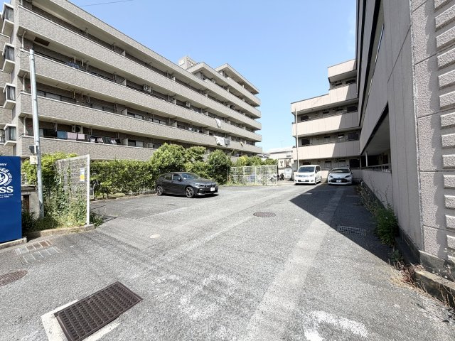 ホーリーグランド稲毛山王の駐車場