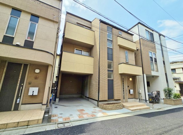 板橋区東新町2丁目の駐車場|お車をお持ちの方に嬉しいビルトインガレージ付(車種制限あり)