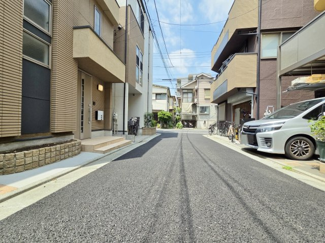 板橋区東新町2丁目の前面道路含む現地写真|間口は広々7.4ｍ
穏やかで暮らしやすい閑静な住宅地エリアです