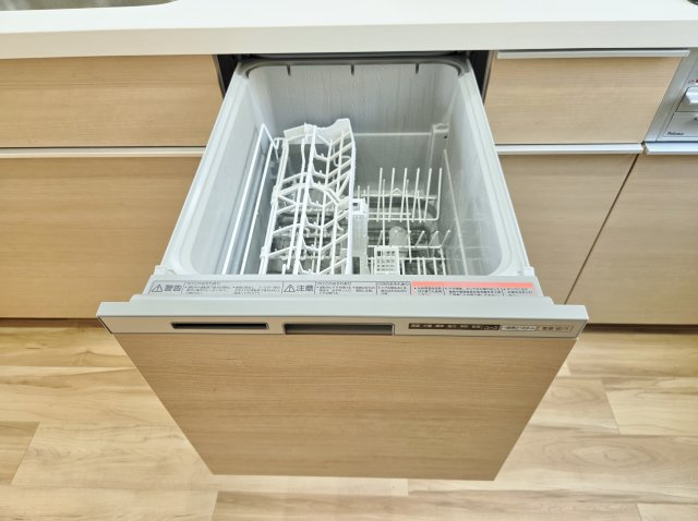 板橋区東新町2丁目のキッチン|【食器洗乾燥機】
食後の片づけに便利な食器洗乾燥機が標準装備です 時間が有効活用でき、節水にもなります
