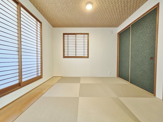 板橋区東新町2丁目の和室|2階4.5帖和室
お洒落な琉球畳調の和室
開放してリビングと合わせてお使いいただいたり客間やお子様のお昼寝スペーステレワークルームなど多目的にお使いいただける一室です