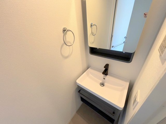 セレニテ十三ミラクの独立洗面台
